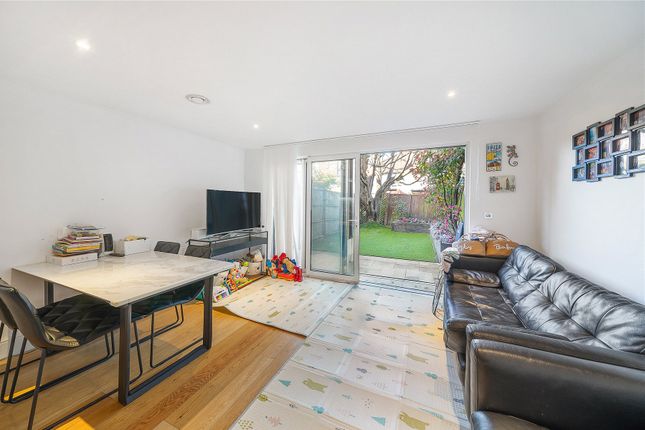 7, Sir Alexander Close, London photo 3