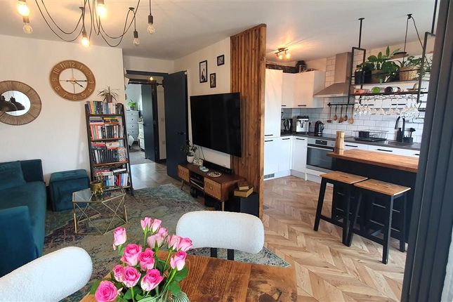 2-bed flat on 16, Edith Court, Bedfont, £309,950