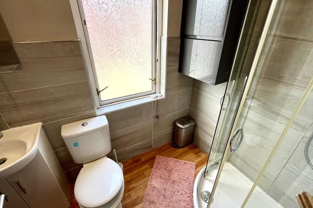 Room 1, 86 Hough Lane, Leeds photo 5