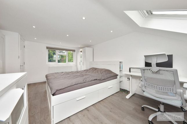 End terrace house for sale in Avenue Road, London
