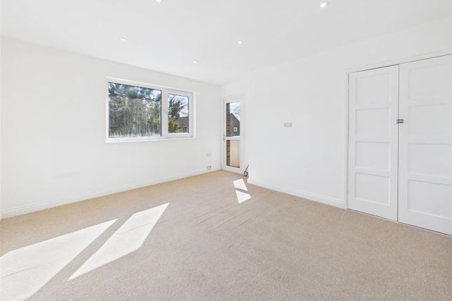 Flat 5, 1, Summers Close, Weybridge photo 2