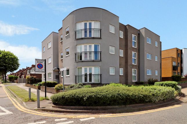 Thumbnail Flat to rent in Prince Avenue, Westcliff-On-Sea