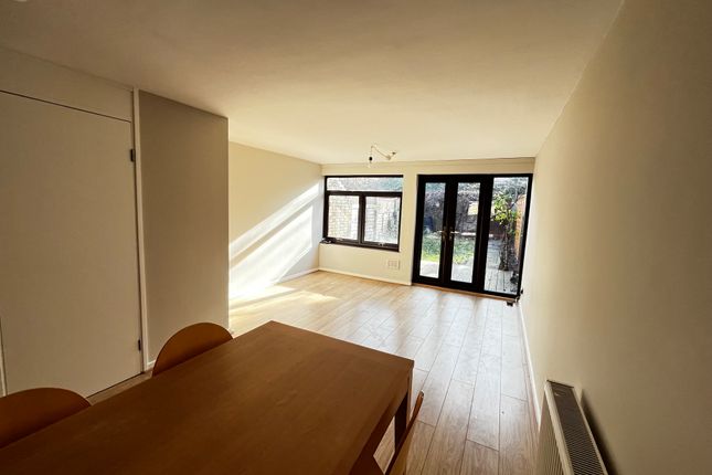 10, Kennet Close, London photo 2
