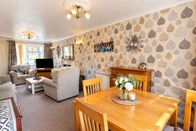 37, Leamington Close, Staffordshire photo 3