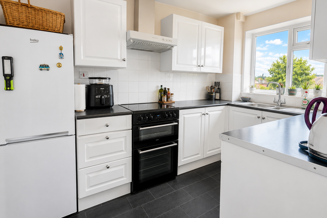 5 Willow Court, Aylesbury photo 3