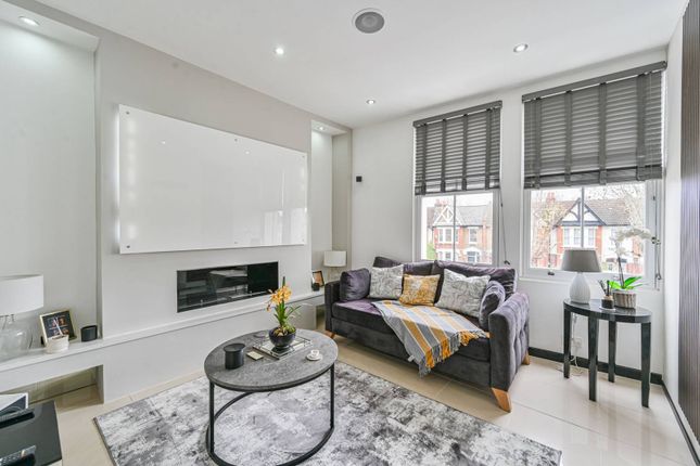 2-bed flat on Hither Green Lane, Hither Green, London SE13, £225,000