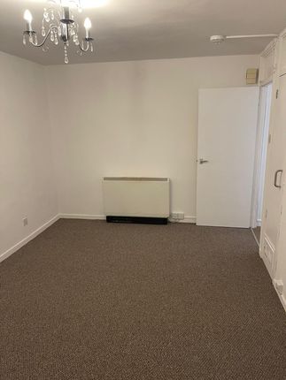 104 Longford Court, Belle Vue Estate, London photo 3