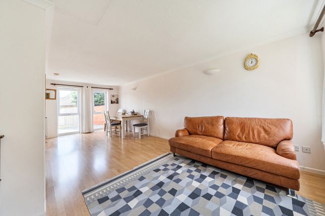 27, Beaconsfield Way, Reading photo 4