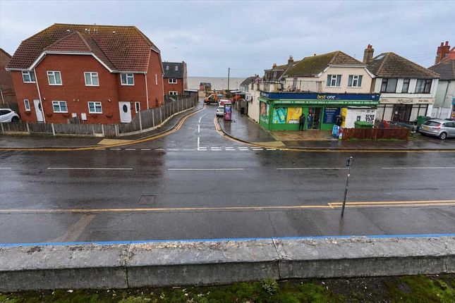 Broadway, Jaywick photo 4