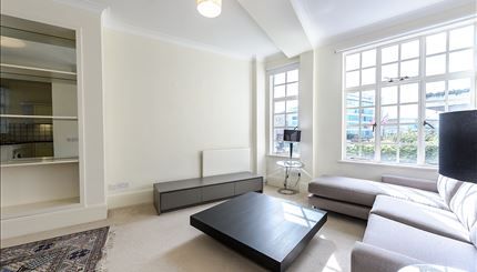 Flat to rent in Park Road, London