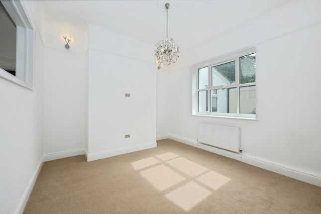 Flat 4, Thelton, 17, Valley Road, Kenley photo 3