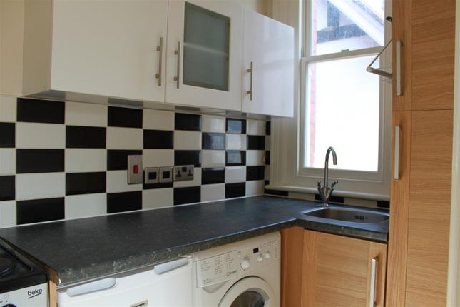 Flat to rent in Cavendish Road, Redhill