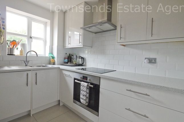 348, Redford Close, Feltham photo 3