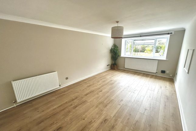 Flat 4, Old Forge Court, Pennington Cross, Lymington photo 2