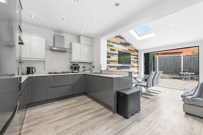 5, Whitebridge Avenue, Leeds photo 2