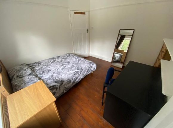 18, Clifton Gardens, Canterbury photo 3