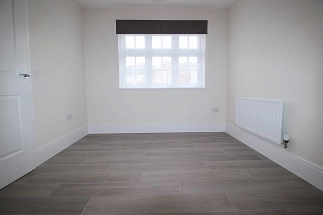 106, Armstrong Way , Luton photo 5
