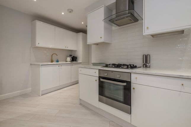 Flat 2, 27, High Street, Kingston Upon Thames photo 4