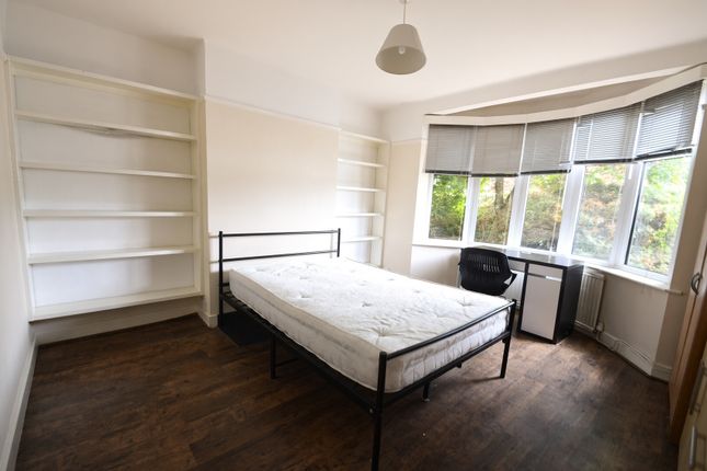 The Crescent, Egham photo 4