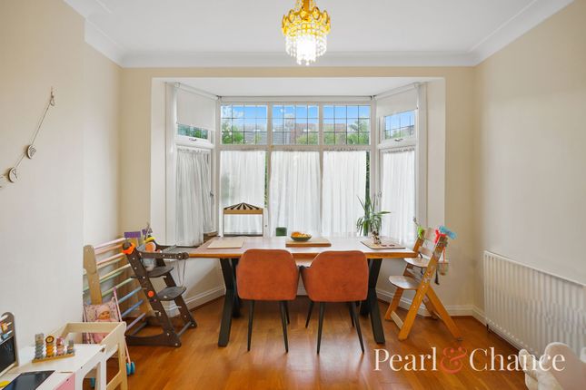 109 Cheviot Gardens, London photo 3