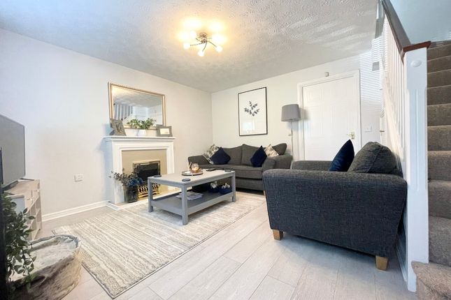 28, Lloyd Close, Cheltenham photo 4