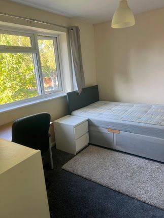 12, Linden Court, Englefield Green photo 4