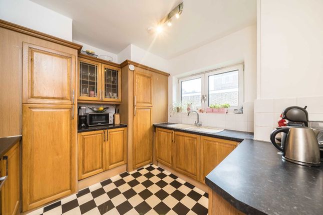 Flat 8, Holmside Court, Nightingale Lane, London photo 3