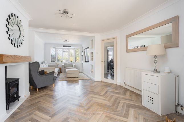 16 Kings Mead, Horley photo 2