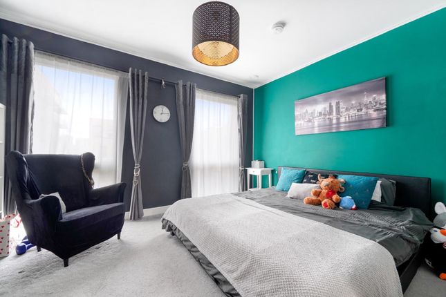 24 Achill Close, London photo 4