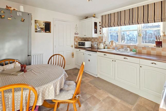 2, Barley Close, Heckington photo 3