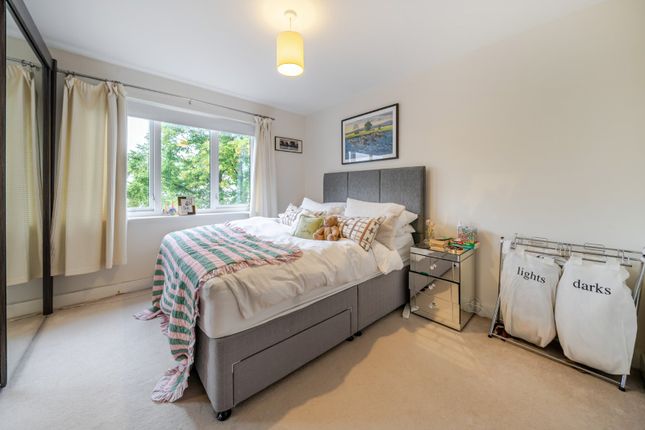 Flat 10, 8, Limerick Close, London photo 4