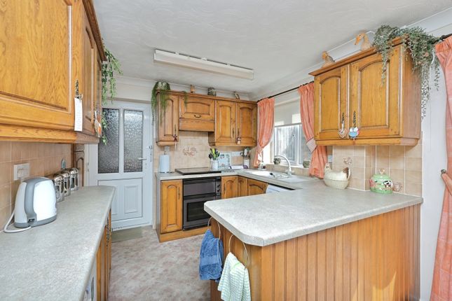 8, Woodyard Close, Norwich photo 2