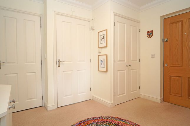 10, Squires Court, Highworth, Swindon photo 4