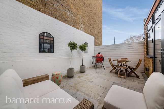 Flat for sale in Dorothy Road, London