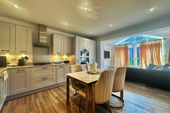 9 Edward Drive, New Farnley, Leeds photo 4