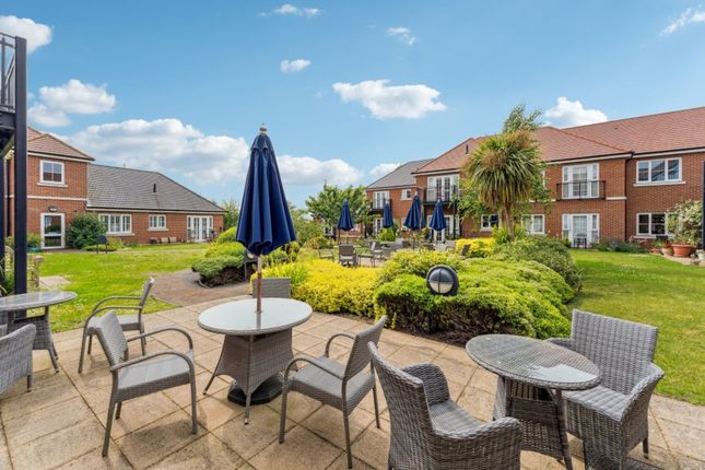 47 Eaves Court The Retreat, Princes Risborough photo 3