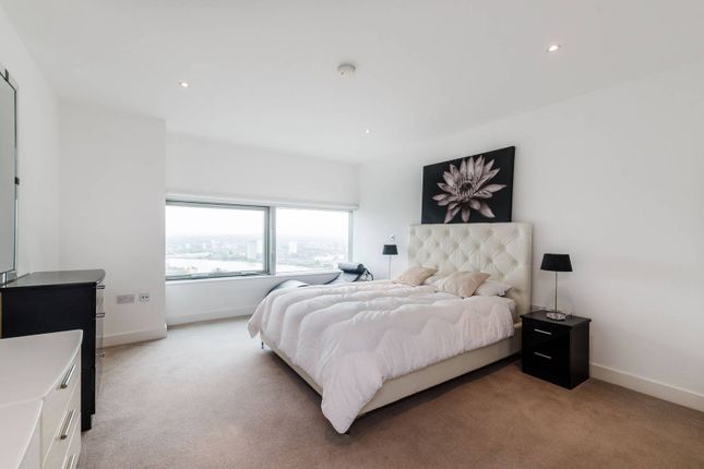 Flat to rent in Landmark East Tower, Canary Wharf, London