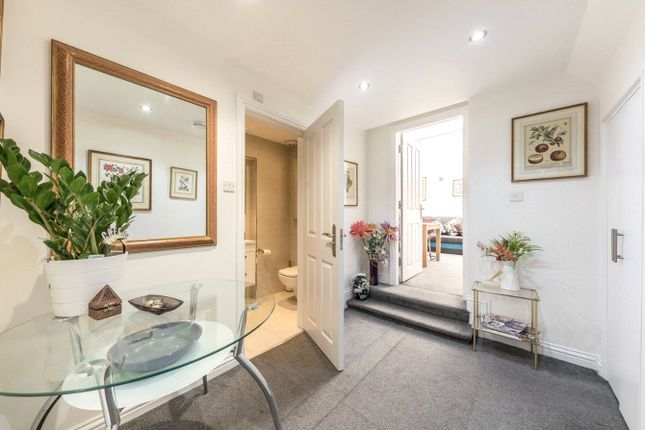 Flat to rent in Portland Road, London