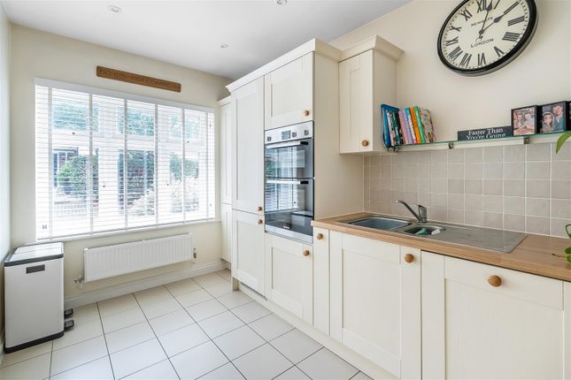 19, Elliston Way, Ashtead photo 3