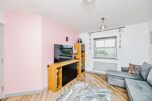 222, Longacres, Bridgend photo 3