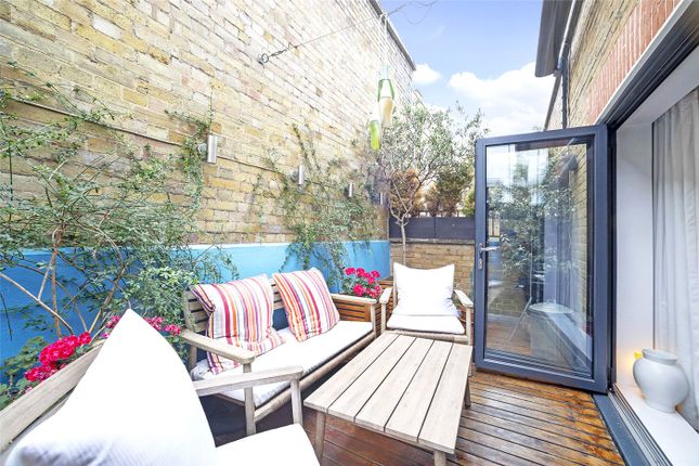 Flat for sale in Percy Mews, London