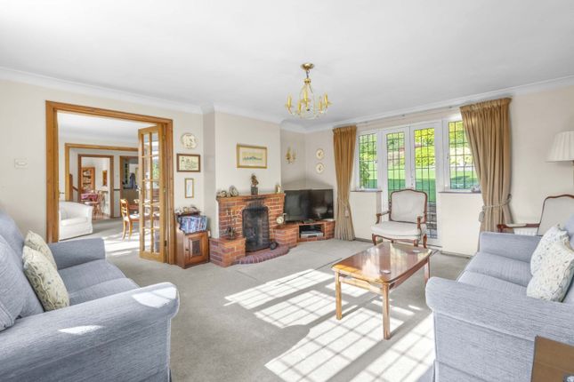 Three Oaks,, The Close, Buckinghamshire photo 4