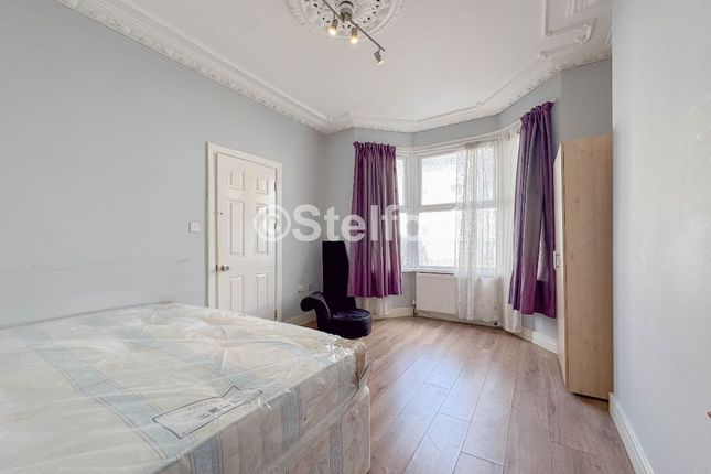 132 Kitchener Road, London photo 5