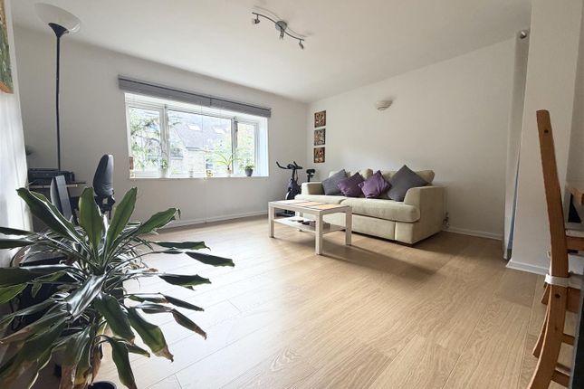Dolphin Close, Surbiton photo 3