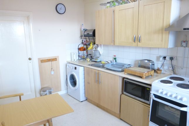 Studio flat on 2a North End Road, London, £1,415/mo
