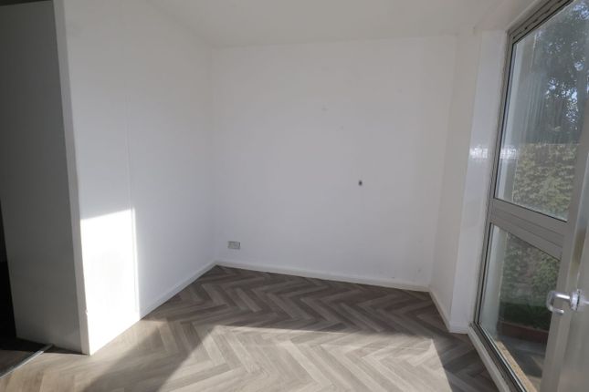 3, Livingstone Way, Barry photo 4