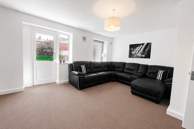 27, Kielder Square, Salford photo 2