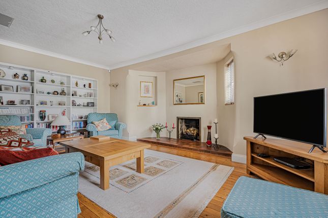 4 Heath Drive, Potters Bar photo 4
