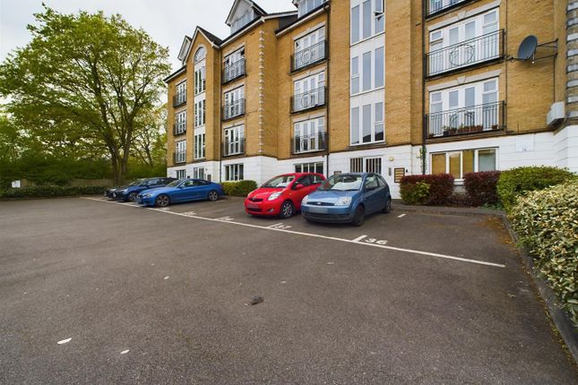 Thumbnail Flat for sale in Beverley Mews, Crawley