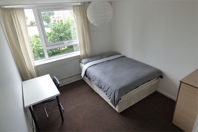 Room to rent in Ullin Street, London E14